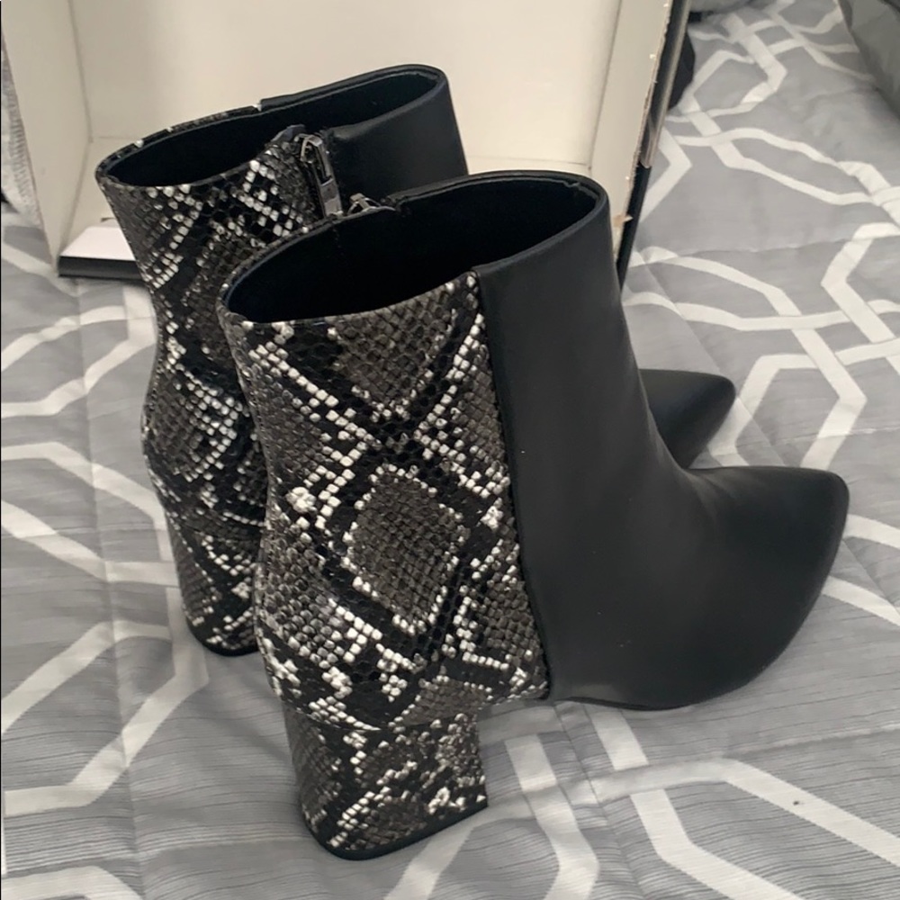 Nine West boots iliora size 8 snake skin